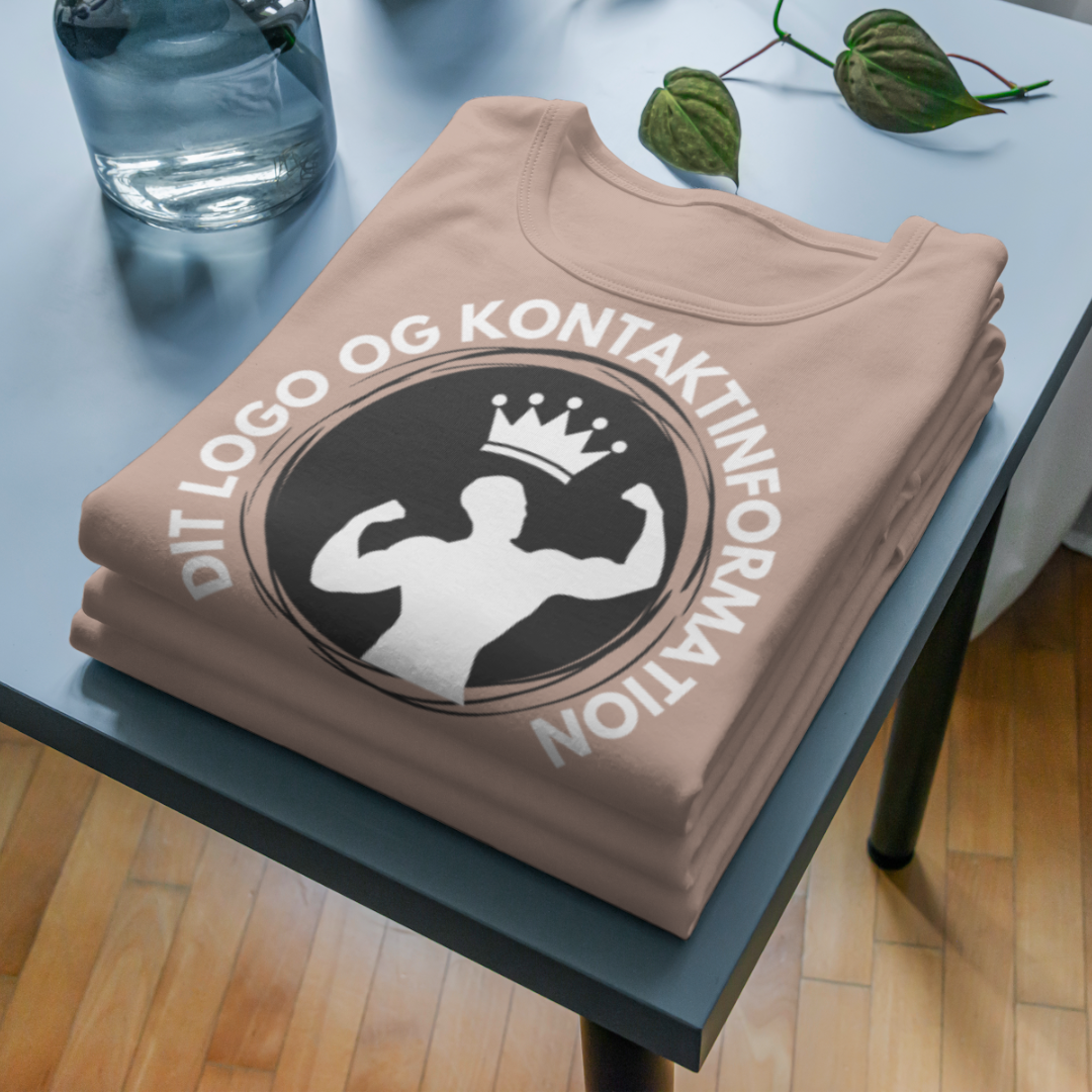 Bild av en hög med naturfärgade t-shirts med texten Din logotyp och kontaktinformation