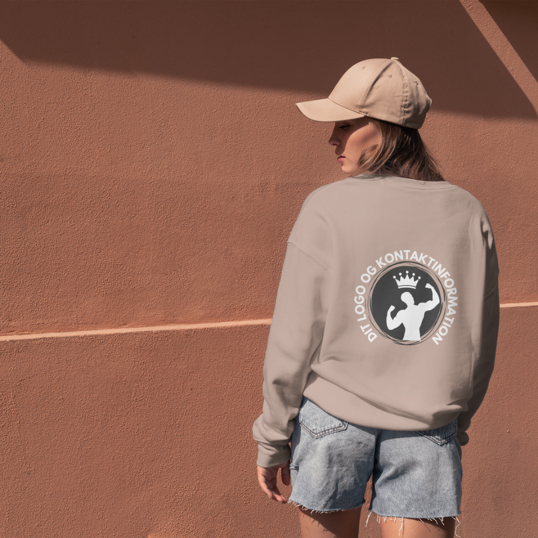Bild på en kvinna som bär en tröja och keps med en logotyp på baksidan där det står 